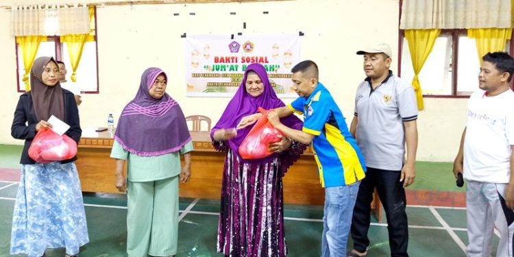 Perwakilan masyarakat mendapat program sosial dari penambang lokal Pohuwato bekerjasama Karang Taruna Kabupaten, Jum'at (24/01/2025) (Istimewa)