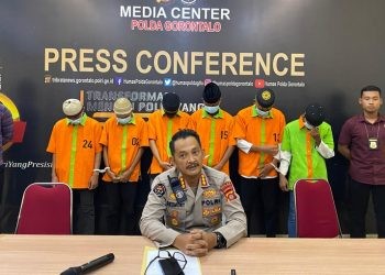 Kabid Humas Polda Gorontalo Kombes Pol Desmont Harjendro AP saat konferensi pers terkait kasus pencabulan anak di bawah umur yang dilakukan oleh 19 orang, Kamis (30/1/2025).(Foto Arif Gopos)