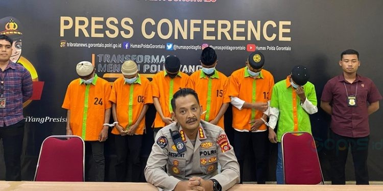 Kabid Humas Polda Gorontalo Kombes Pol Desmont Harjendro AP saat konferensi pers terkait kasus pencabulan anak di bawah umur yang dilakukan oleh 19 orang, Kamis (30/1/2025).(Foto Arif Gopos)