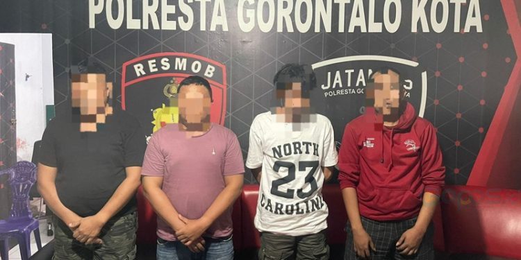 FD (36), IR (28), ID (43) dan RM (39) saat diamankan Tim Rajawali Polresta Gorontalo Kota, Selasa (28/1/2025).(Foto PGK)
