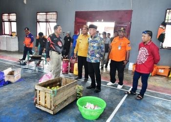 Bupati Pohuwato, Saipul Mbuinga, meninjau dapur umum untuk warga terdampak banjir Popayato, Kamis (23/1/2025) (Foto Iwan Karim)