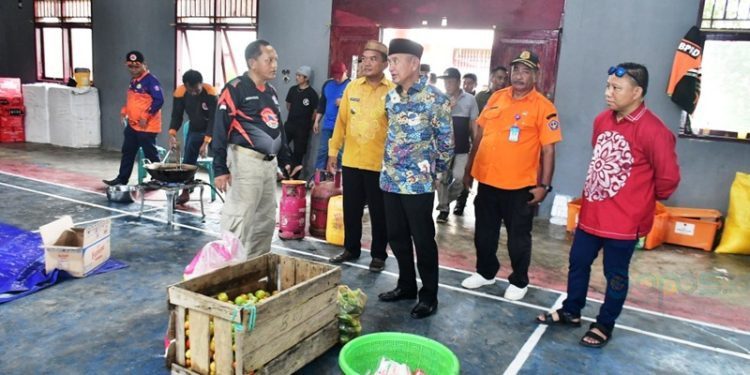 Bupati Pohuwato, Saipul Mbuinga, meninjau dapur umum untuk warga terdampak banjir Popayato, Kamis (23/1/2025) (Foto Iwan Karim)