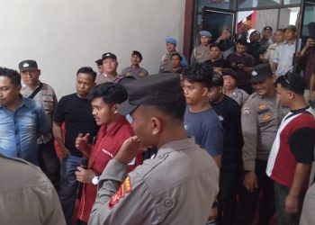Sejumlah Mahasiswa melakukan unjuk rasa di depan DPRD Pohuwato, Selasa (14/01/2024) (Yusuf/Gopos)