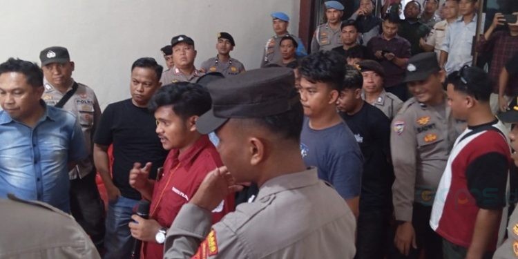 Sejumlah Mahasiswa melakukan unjuk rasa di depan DPRD Pohuwato, Selasa (14/01/2024) (Yusuf/Gopos)