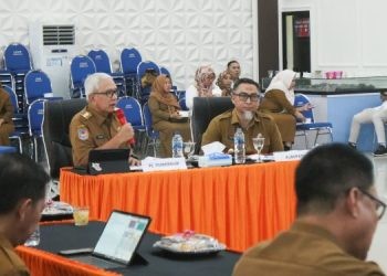 Pjs. Bupati Bone Bolango, Budiyanto Sidiki dan Pj. Sekda, Aznan Nadjamuddin saat menerima kunjungan kerja Pj Gubernur Gorontalo, Rudy Salahuddin beserta jajaran di Aula BPMP Gorontalo, Senin (30/9/2024).