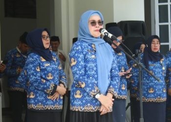 Bupati Merlan S.uloli saat memimpin Apel Korpri di Halaman Kantor Bupati, Jumat (20/9/2024).