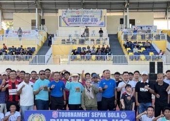 Bupati Merlan S. Uloli saat foto bersama dengan para atlet, official, dan wasit pada gelaran Tournament Sepak Bola Bupati Cup U16, Sabtu (14/9/2024).