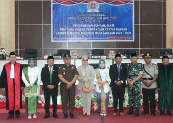 Bupati Merlan S. Uloli saat foto bersama dengan Forkopimda usai Rapat Paripurna DPRD Kabupaten Bone Bolango dalam rangka Pengambilan Sumpah/Janji Pimpinan DPRD Bone Bolango Masa Jabatan 2024-2029 di Auditorium DPRD, Jumat (13/9/2024).