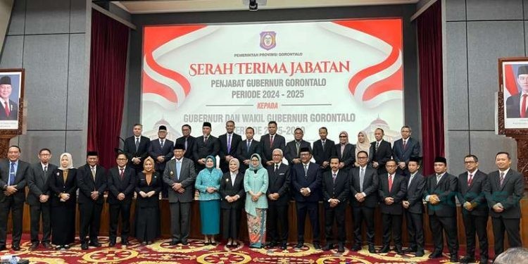 Sejumlah Kadis di lingkungan Pemprov Gorontalo berpose bersama dengan Gubernur dan Wakil Gubernur Gorontalo dalam agenda serah terima jabatan di aula Kemenko Perekonomian, Kamis (20/02/2025) kemarin.