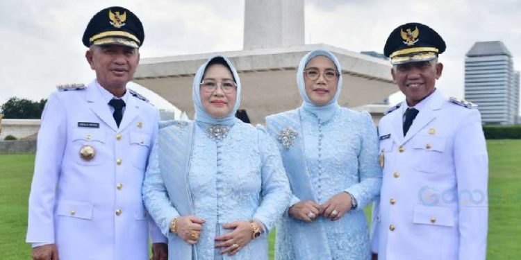 Bupati dan wakil Bupati Pohuwato didampingi istri usai dilantik Presiden RI, Prabowo Subianto, di Istana Negara Jakarta, Kamis (20/02/2025) (Humas Pemda Pohuwato)