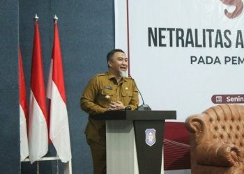 Pjs Bupati Budiyanto Sidiki saat memberikan arahan pada Sosialisasi Netralitas ASN dan Kepala Desa pada Pilkada Serentak tahun 2024 yang dilaksanakan di Aula BPSDM Provinsi Gorontalo, Senin (30/9/2024). (F. Yudi/Prokopim)