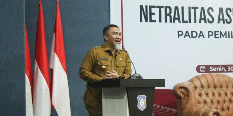 Pjs Bupati Budiyanto Sidiki saat memberikan arahan pada Sosialisasi Netralitas ASN dan Kepala Desa pada Pilkada Serentak tahun 2024 yang dilaksanakan di Aula BPSDM Provinsi Gorontalo, Senin (30/9/2024). (F. Yudi/Prokopim)