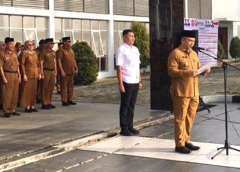 Pjs Bupati Budiyanto Sidiki saat membacakan naskah deklarasi netralitas ASN yang diikuti oleh seluruh peserta apel, Senin (30/9/2024). (F.Indra/Gopos)