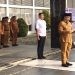 Pjs Bupati Budiyanto Sidiki saat membacakan naskah deklarasi netralitas ASN yang diikuti oleh seluruh peserta apel, Senin (30/9/2024). (F.Indra/Gopos)