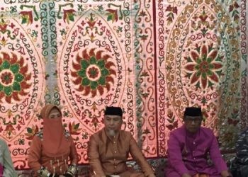 Pjs Bupati Bone Bolango, Budiyanto Sidiki bersama istri Fitrawaty Sidiki Niode menjalani prosesi Adat Mopotilolo di Banthayo Rumah Dinas Bupati, Kamis (26/9/2024) sore.