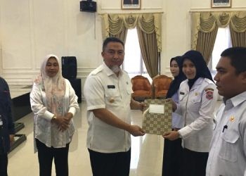 Pjs Budiyanto Sidiki saat menyerahkan Surat Perjanjian PPPK tahun 2024 di Aula BPMP Gorontalo, Rabu (25/9/2024).