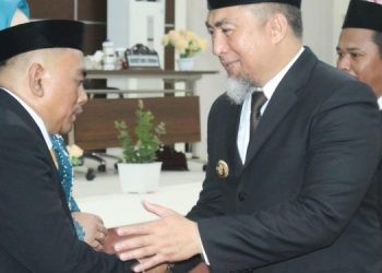 Pjs Bupati Bone Bolango, Budiyanto Sidiki saat memberikan ucapan selamat kepada Pimpinan DPRD Bone Bolango Masa Jabatan 2024-2029, Zainudin Pedro Bau usai Rapat Paripurna DPRD Kabupaten Bone Bolango Dalam Rangka Pengambilan Sumpah/Janji Pimpinan DPRD Bone Bolango Masa Jabatan 2024-2029 di Ruang Sidang Utama DPRD, Selasa (24/9/2024).