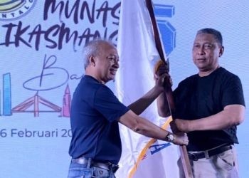 Kombes Pol Abdul Rizal A Engahu (kanan) ketika menerima bendera pataka sebagai Ketua Umum IKASMANSA Gorontalo yang baru periode 2025-2029 pada Munas V di Bandung.