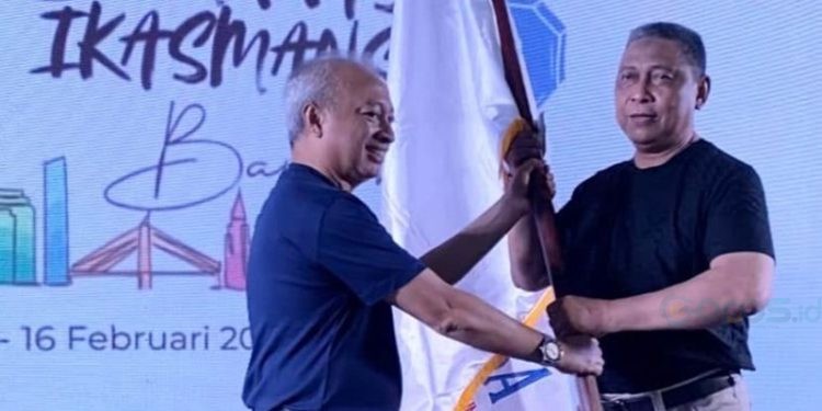 Kombes Pol Abdul Rizal A Engahu (kanan) ketika menerima bendera pataka sebagai Ketua Umum IKASMANSA Gorontalo yang baru periode 2025-2029 pada Munas V di Bandung.