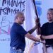Kombes Pol Abdul Rizal A Engahu (kanan) ketika menerima bendera pataka sebagai Ketua Umum IKASMANSA Gorontalo yang baru periode 2025-2029 pada Munas V di Bandung.