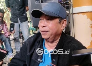 Adhan Dambea saat diwawancarai awak media