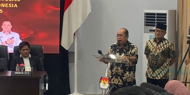 Adhan Dambea saat menghadiri penetapan pasangan Pemenang Pilwako Gorontalo di KPU Kota Gorontalo