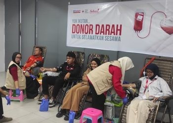 Sejumlah karyawan Alfamart cabang Gorontalo saat melaksanakan aksi sosial donor darah, Selasa (18/2/2025).(Foto Hervi)