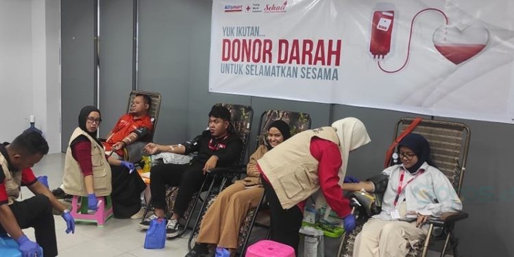 Sejumlah karyawan Alfamart cabang Gorontalo saat melaksanakan aksi sosial donor darah, Selasa (18/2/2025).(Foto Hervi)