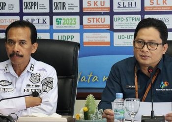Kepala BPS Provinsi Gorontalo, Mukhamad Mukhanif (kanan), menyampaikan perkembangan Inflasi Provinsi Gorontalo Januari 2025, Senin (3/2/2025)