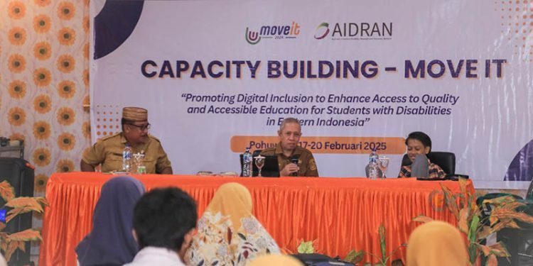 Plh Sekda Pohuwato, Arman Mohammad, memberikan sambutan Capacity Building Disabilitas Australia-Indonesia, berlangsung di Hotel Golden Sri, Senin (17/02/2025) (Istimewa)