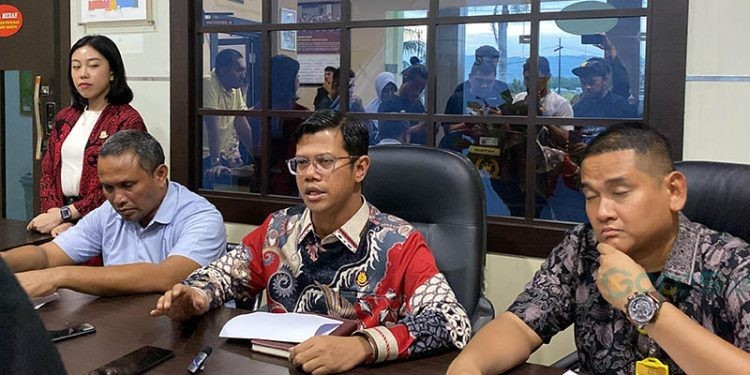 Kepala Kejaksaan Negeri Kabupaten Gorontalo, Abivianto Syaifulloh, menyampaikan penetapan tersangka kadis PU Kabupaten Gorontalo terkait dugaan korupsi dana PEN