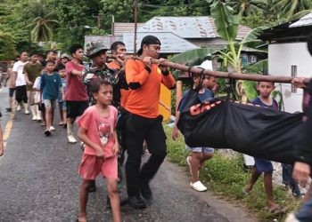 Proses evakuasi korban pasangan lansia yang ditemukan meninggal di perkebunan Desa Kaidundu, Kecamatan Bulawa, Bone Bolango