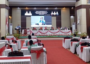 Wamen PKP Fahri Hamzah memberikan sambutan hari jadi Kabupaten Pohuwato ke 22, berlangsung di DPRD Pohuwato, Selasa (25/02/2025) (Yusuf/Gopos)