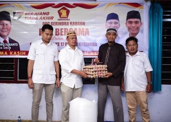 Penyerahan sembako secara simbolis untuk memperingati HUT Partai Gerindra ke 17. (Foto: Istimewa)