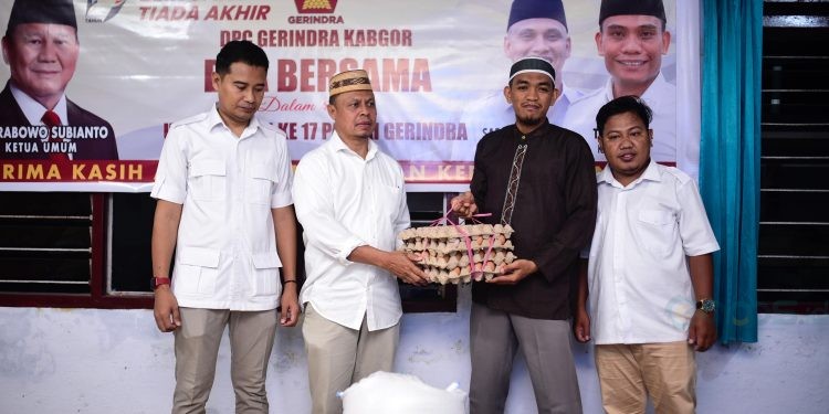 Penyerahan sembako secara simbolis untuk memperingati HUT Partai Gerindra ke 17. (Foto: Istimewa)