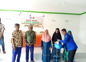 Penyerahan simbolis bantuan sembako kepada masyarakat Bulangita, Jum'at (07/02/2025) (Istimewa)