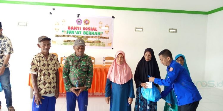 Penyerahan simbolis bantuan sembako kepada masyarakat Bulangita, Jum'at (07/02/2025) (Istimewa)