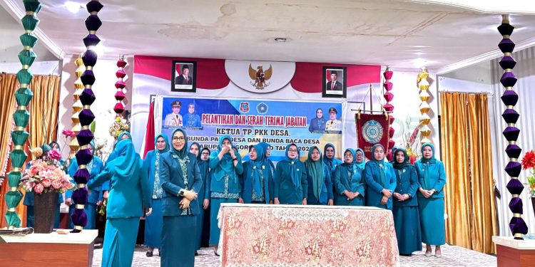 Ketua TP PKK Kabupaten Gorontalo, Fory Naway saat melantik TP PKK tingkat Kecamatan dan Desa, senin (10/02/25). (Foto: Zidny/Mg/Gopos)