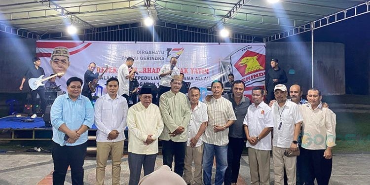 Adhan Dambea (tiga dari kiri) berpoes bersama dengan pengurus Gerindra Kota Gorontalo pada perayaan HUT ke-1`7 Gerindra