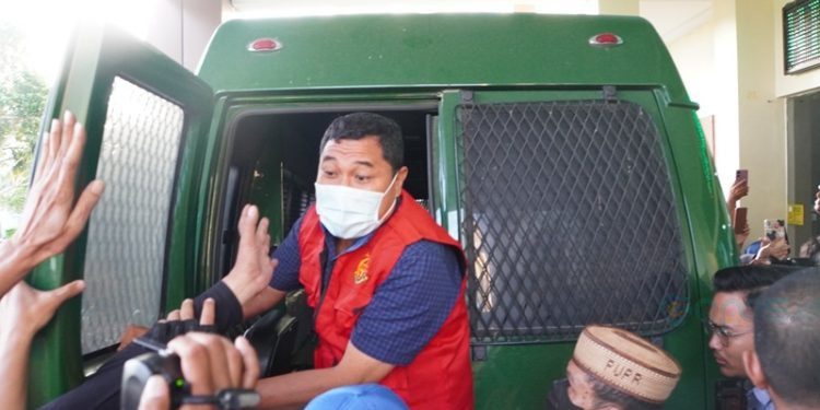 Kadis PU Kabupaten Gorontalo Heriyanto Kodai saat memasuki mobil tahanan Kejari Kabupaten Gorontalo usai ditetapkan sebagai tersangka, Jumat (7/2/2025).(Foto Arif Gopos)