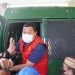 Kadis PU Kabupaten Gorontalo Heriyanto Kodai saat memasuki mobil tahanan Kejari Kabupaten Gorontalo usai ditetapkan sebagai tersangka, Jumat (7/2/2025).(Foto Arif Gopos)