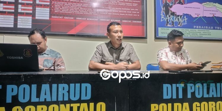 Kasubdit Gakkum Polairud, Kompol Sutrisno (tengah) saat memberikan keterangan.