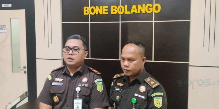 Kepala Kejaksaan Negeri Bone Bolango, Deddy Harliyantho diwawancarai awak media usai pemeriksaan HP di Kejaksaan Negeri Bone Bolango, Rabu (26-2-2025).