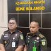 Kepala Kejaksaan Negeri Bone Bolango, Deddy Harliyantho diwawancarai awak media usai pemeriksaan HP di Kejaksaan Negeri Bone Bolango, Rabu (26-2-2025).