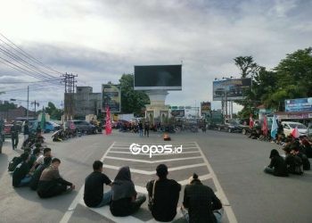 Aliansi mahasiswa yang tergabung dari beberapa gabungan organisasi mahasiswa yang ada di Provinsi Gorontalo turun ke jalan melaksanakan aksi damai menuntut pemerintahan Prabowo Subianto dan Gibran Rakabuming Raka.