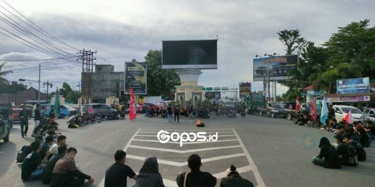 Aliansi mahasiswa yang tergabung dari beberapa gabungan organisasi mahasiswa yang ada di Provinsi Gorontalo turun ke jalan melaksanakan aksi damai menuntut pemerintahan Prabowo Subianto dan Gibran Rakabuming Raka.
