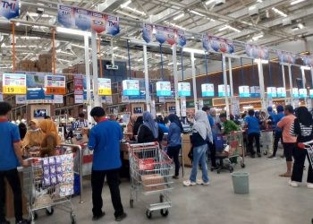 Tampak warga memenuhi Indogrosir Gorontalo untuk berbelanja kebutuhan pokok sebagai persiapan menghadapi bulan suci Ramadhan, Selasa (25/2/2025).(Foto Sulis)