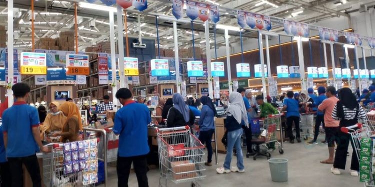 Tampak warga memenuhi Indogrosir Gorontalo untuk berbelanja kebutuhan pokok sebagai persiapan menghadapi bulan suci Ramadhan, Selasa (25/2/2025).(Foto Sulis)