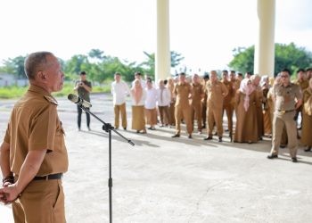 Wakil Bupati Pohuwato, Iwan Adam, memimpin apel pagi perdana di kantor bersama Bupati Pohuwato, Senin (24/2/2025) (Razak Humas Pemda Pohuwato)