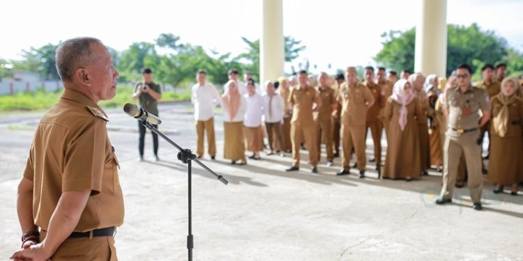 Wakil Bupati Pohuwato, Iwan Adam, memimpin apel pagi perdana di kantor bersama Bupati Pohuwato, Senin (24/2/2025) (Razak Humas Pemda Pohuwato)